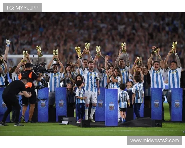 小蜘蛛晒合照致敬梅西迪马利亚三年回望世界杯荣耀夺冠纪念体育时刻